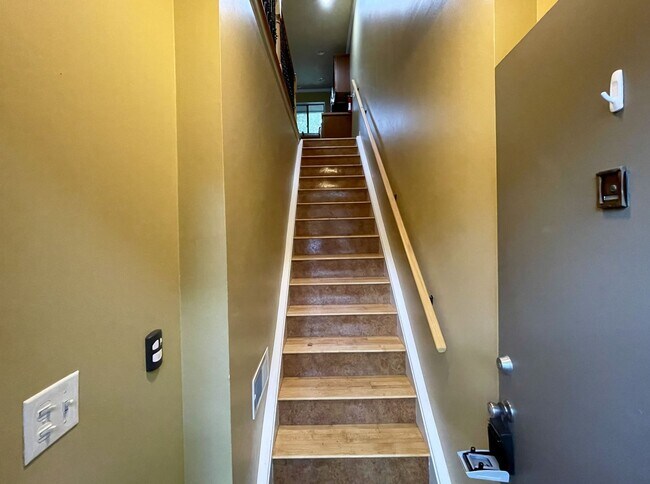 Building Photo - Spacious 2 Bedroom 2 Bathroom Condo in Kal...