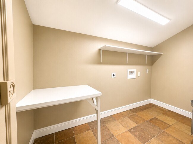 Building Photo - 6605 Westview Dr