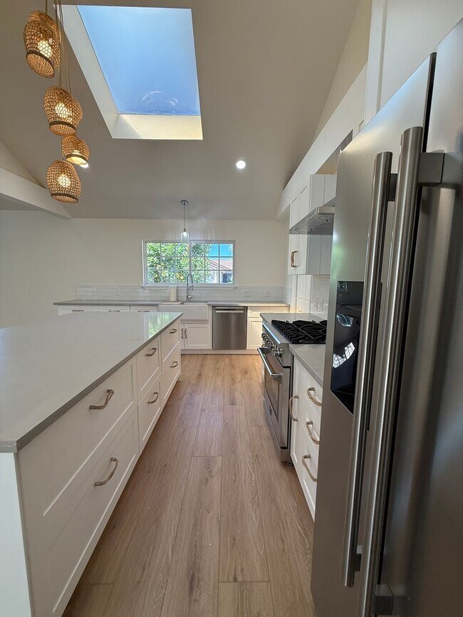 Building Photo - Beautifully Updated Single Story Custom Ho...