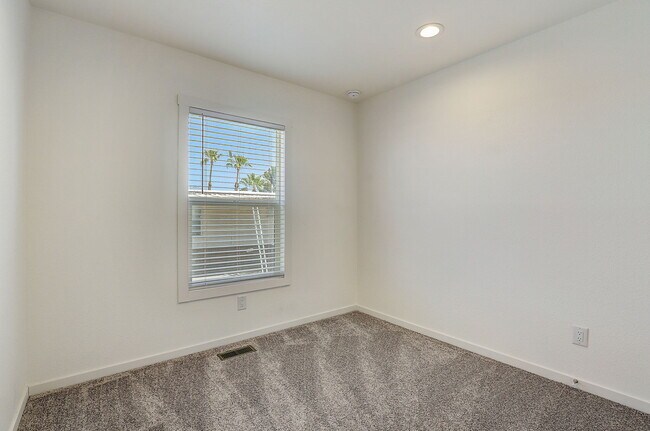 Building Photo - 6 Lapin St