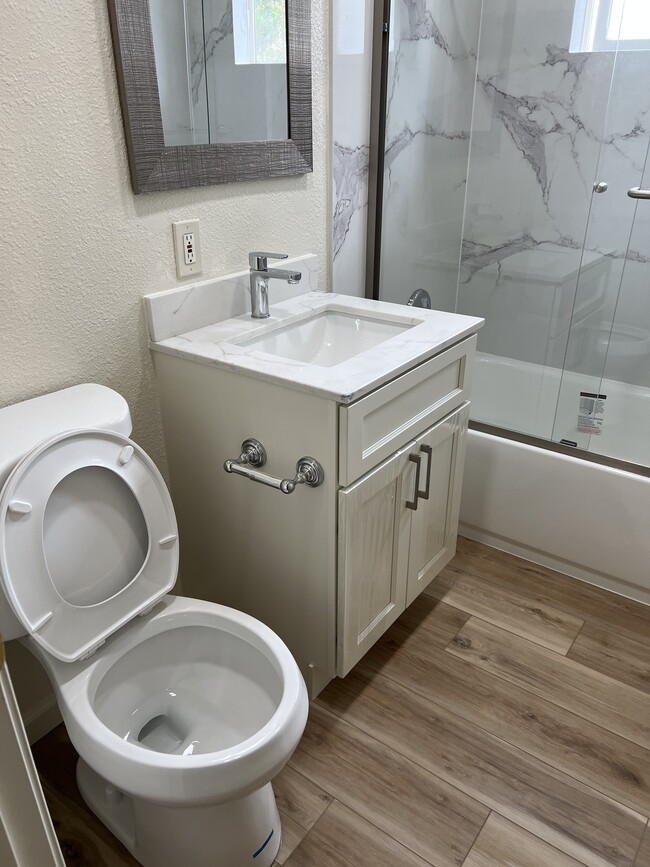 Building Photo - 928 Ravenscourt