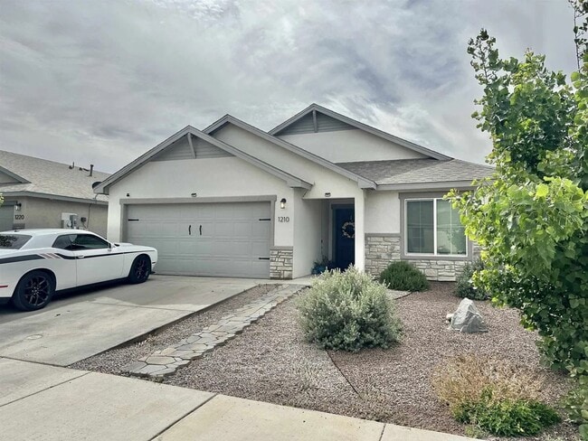 Building Photo - Beautiful 4 Bedroom/3 Bathroom Home