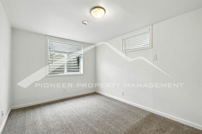 Building Photo - Charming Duplex with Washer/Dryer and Fenc...