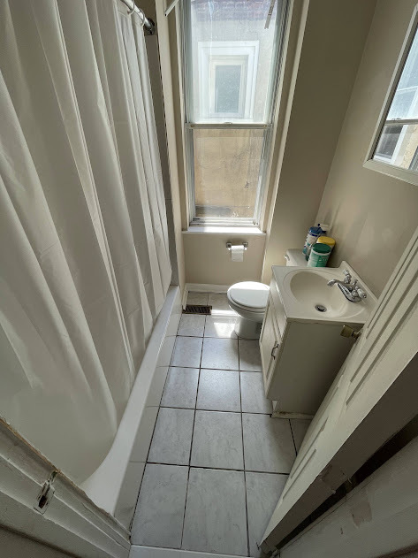 Full Bathroom - 1712 N Willington St