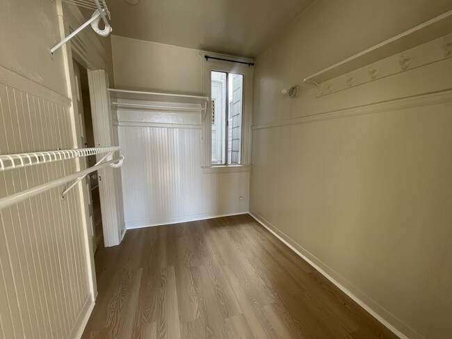 Building Photo - 1br - Large Remodeled 1bed W/Large Closet/...