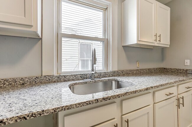 Building Photo - Two Bedroom in Dayton!