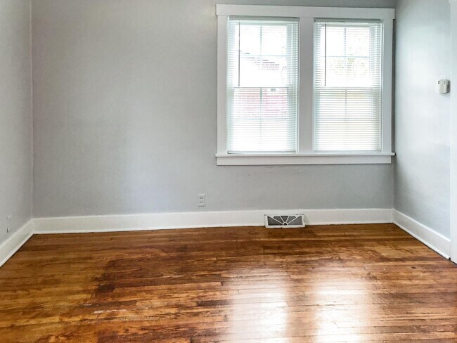 Building Photo - Garage Galore: 2 Bed, 1 Bath Comedy Central!