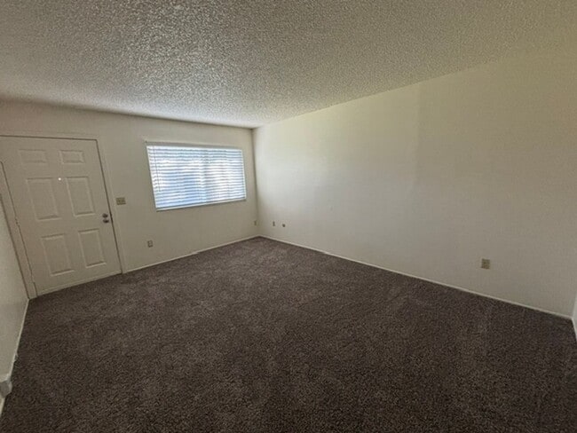 Building Photo - Newly Renovated 2 Bedroom / 1 Bathroom Home in Laurelglen – Garage & Yard Included!