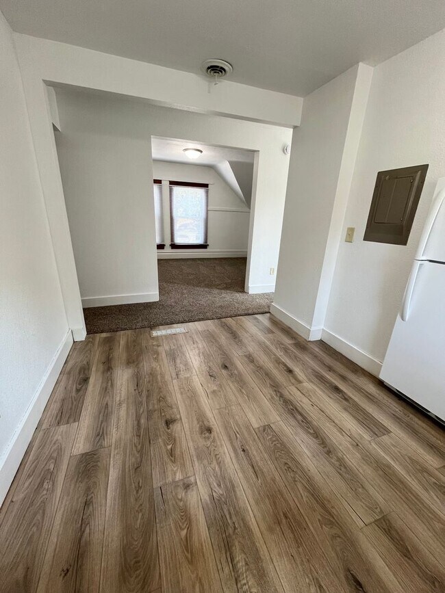 Building Photo - Newly Updated 2nd Floor 2 Bed/1 Bath Duplex Apartment
