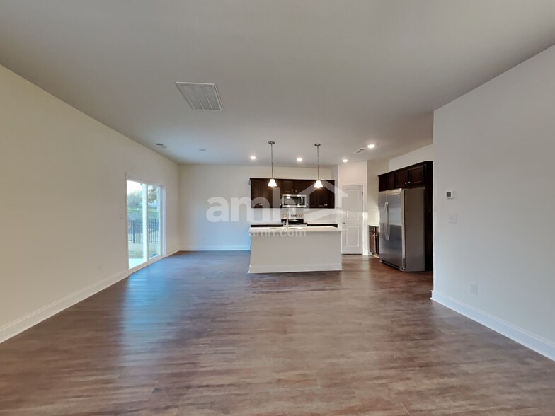 Building Photo - 2120 Williamshire Ln