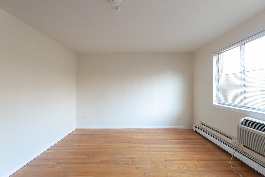 Building Photo - 650 W Wrightwood Ave