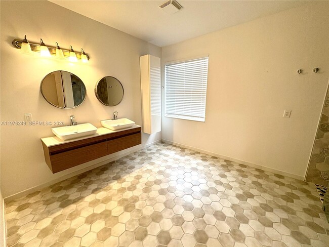 Building Photo - 4808 SW 183rd Ave