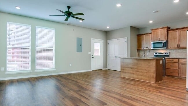 Building Photo - 4 Bedroom PG Townhome for Rent!