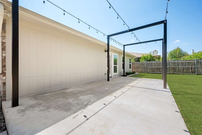 Building Photo - Charming Modern Home with Chef’s Kitchen & Spacious Outdoor Living