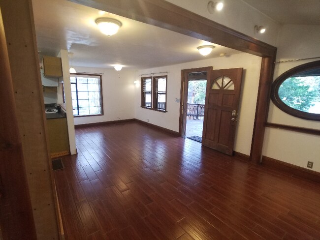 Building Photo - 1537 Maple St