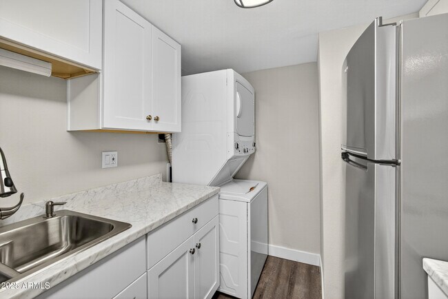 Building Photo - 860 E Brown Rd