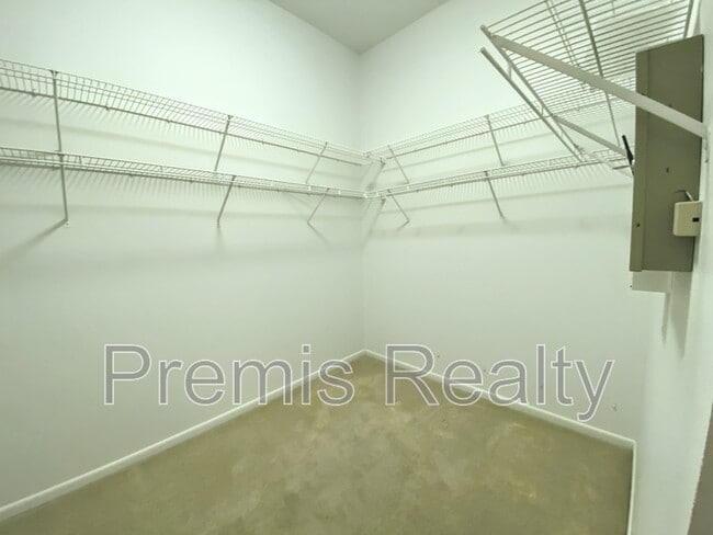 Building Photo - 642 Weathersfield Dr