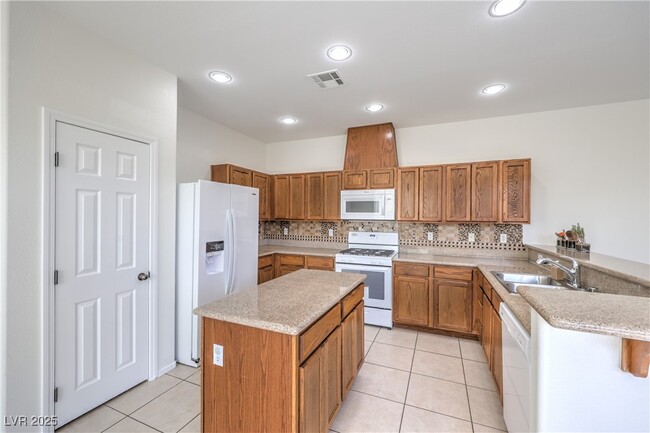 Building Photo - 10057 Bonterra Ave