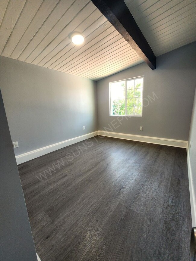 Building Photo - 2 Bedroom, 1 bathroom