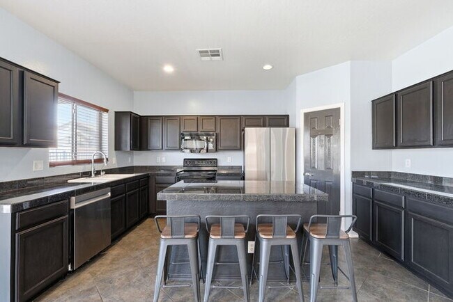 Building Photo - Moving in Special on OAC, 6bedroom 3bath Sparkling pool