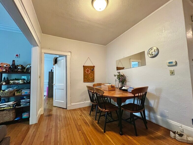 Building Photo - 164 Thorndike St