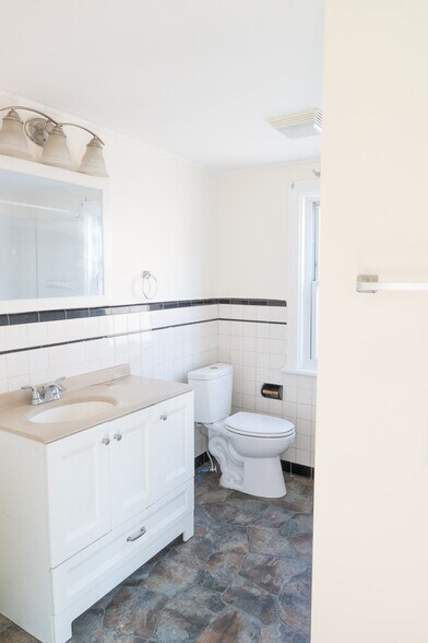 Building Photo - 1005 Railroad St