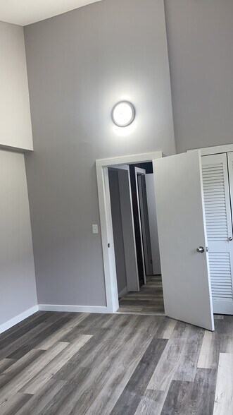Building Photo - Carriage House