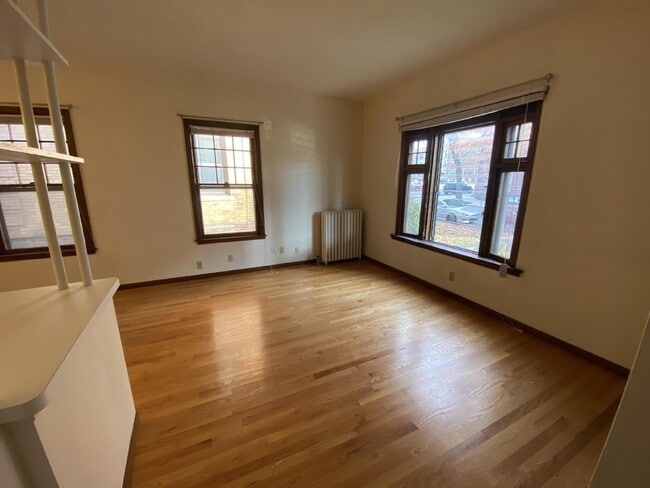 Building Photo - 1 Bed 1 Bath Historic Preserved Douglas Apartments in Desirable Lowry Hill Available April 1st.