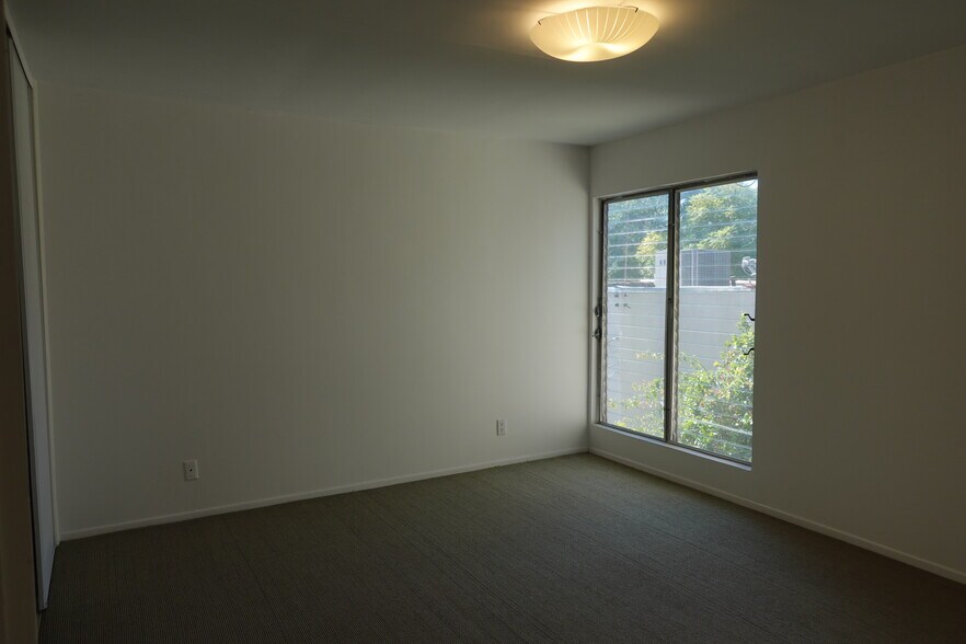 Building Photo - 546 N Flores St