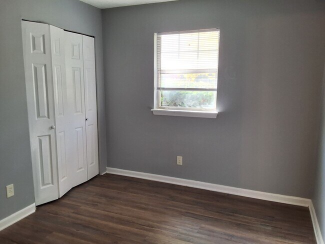 Building Photo - 310 Diecks Dr