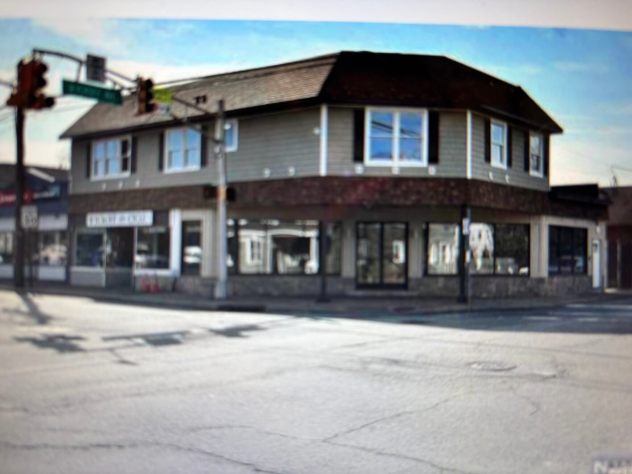 Building Photo - 398 Franklin Ave