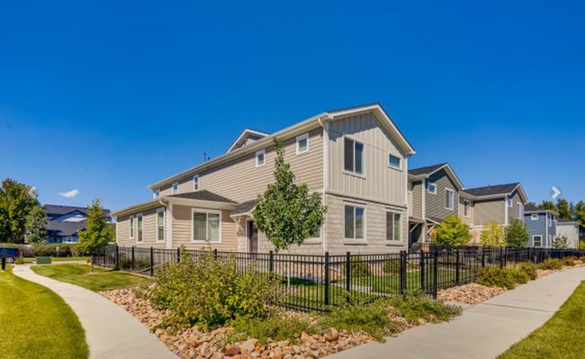 Building Photo - LOVELY 4-BEDROOM TOWNHOUSE IN WALKABLE SW LONGMONT NEIGHBORHOOD