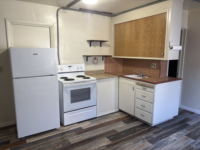 Building Photo - 3026 NE Douglas Ave