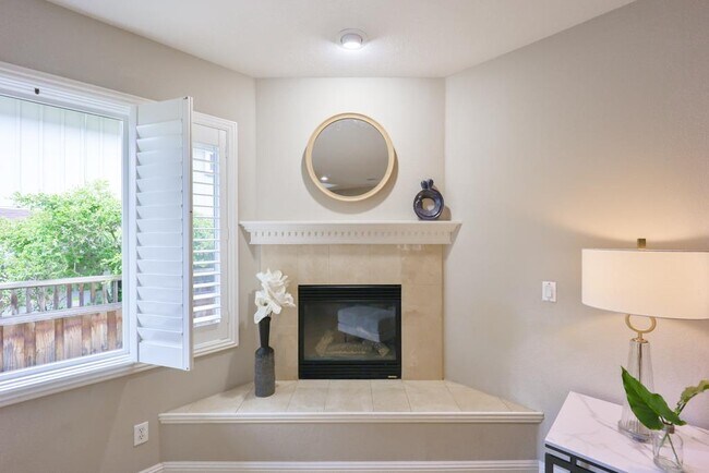 Building Photo - 492 Tyndall St