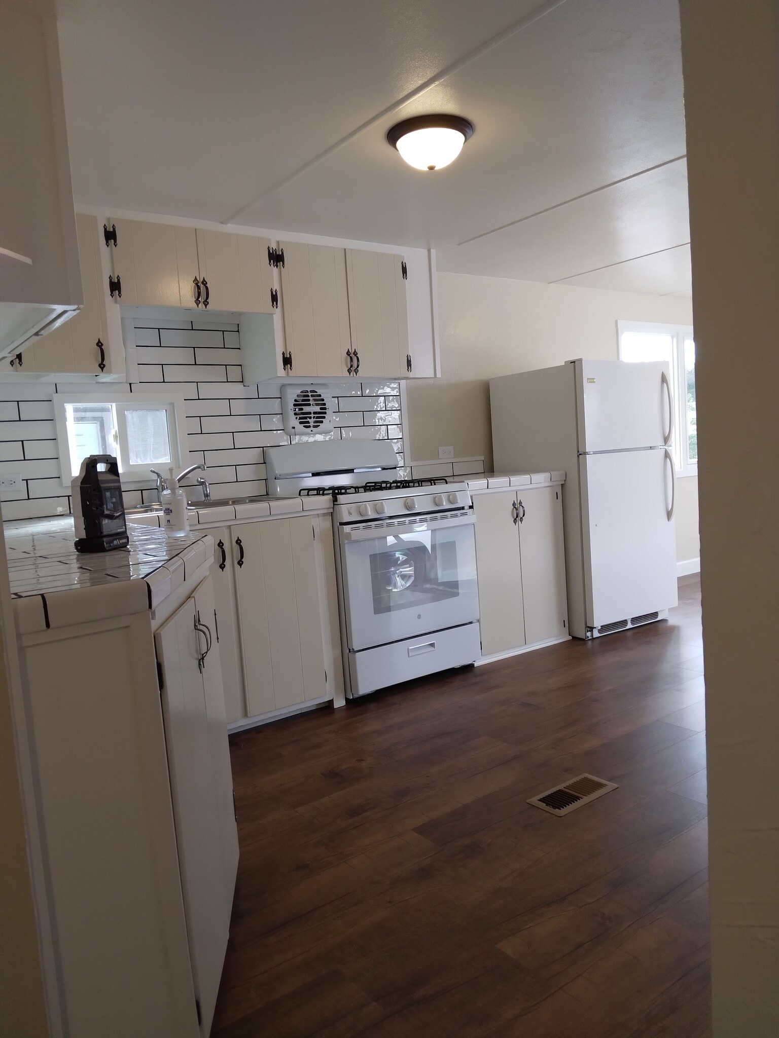 Kitchen - 3300 Portola Dr