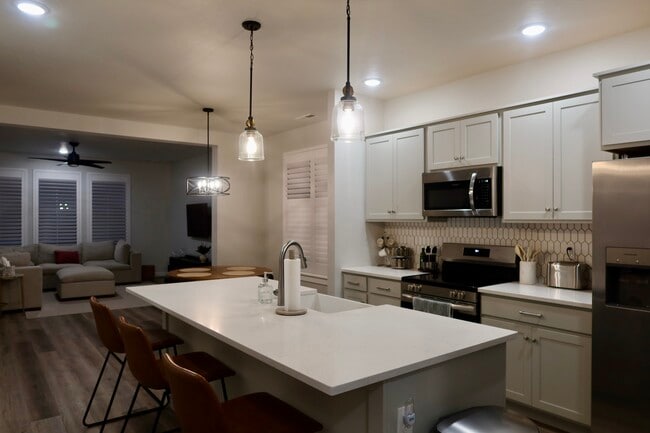 Building Photo - 8884 W Hill Rd Pkwy