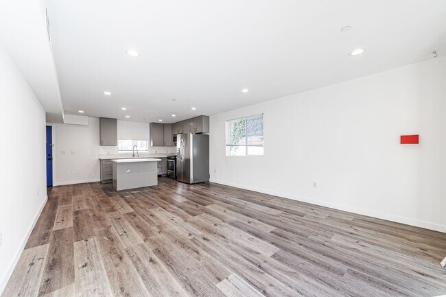 Building Photo - 1121 N Berendo St