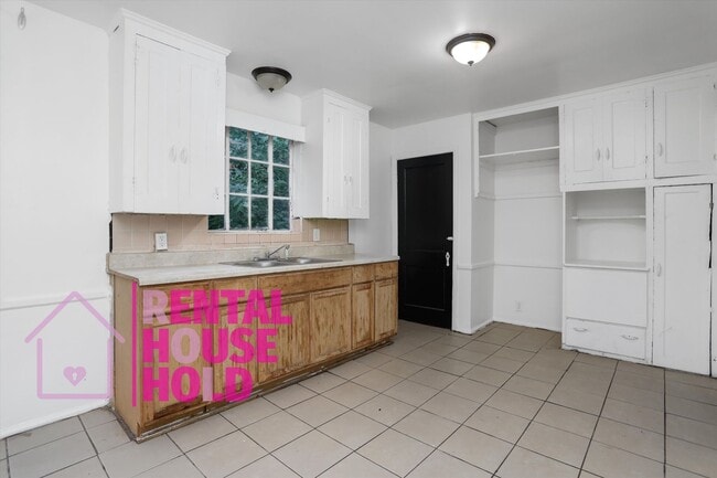 Building Photo - Summer Special~ 3 BEDROOM 1 BATH BUNGALOW ...