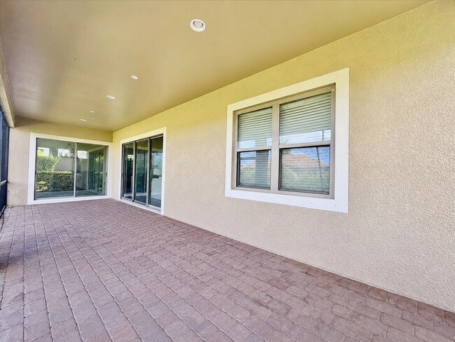 Building Photo - 380 Maraviya Blvd