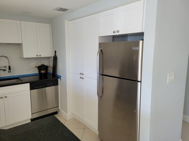 Building Photo - 4401 Crystal Lake Dr