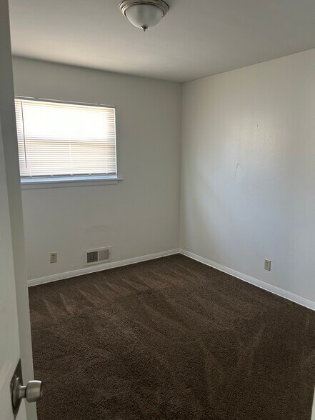 Building Photo - 7144 N 43rd St