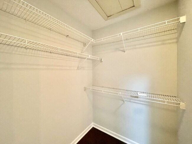 Building Photo - 3-Bed, 3-Bath Townhouse In Lands End