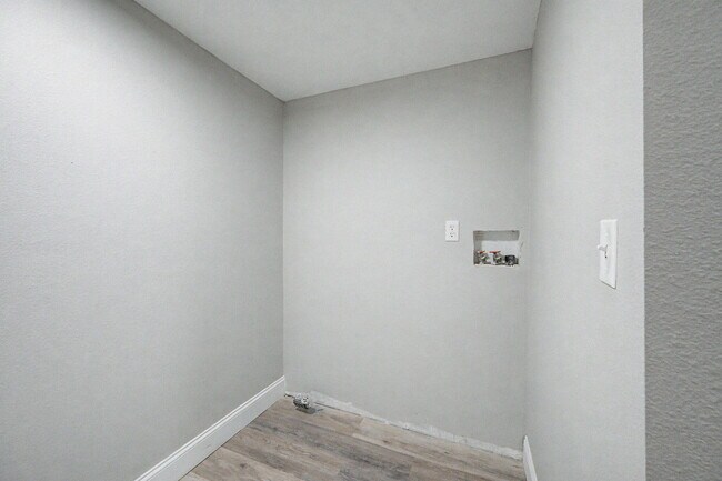 Building Photo - 512 W Bach Dr