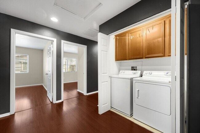 Building Photo - Charming 3-bedroom, 3-bathroom Condo