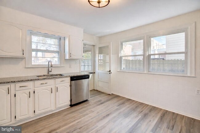 Building Photo - 1909 W 8th St