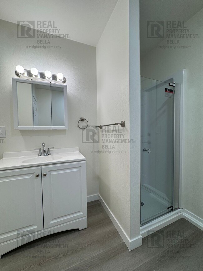 Building Photo - Spacious Single-Story 7-Bedroom Home with Open Layout & Abundant Natural Light