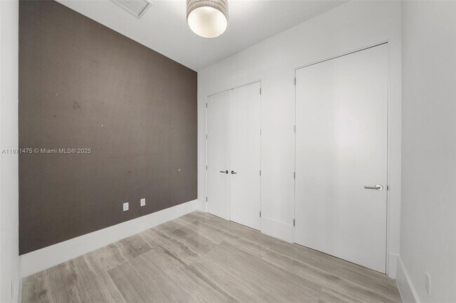 Building Photo - 2675 S Bayshore Dr