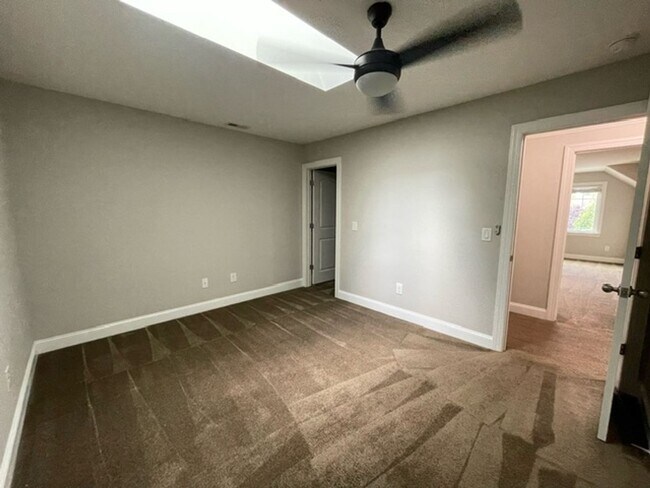 Building Photo - ***** READY TO MOVE IN *****