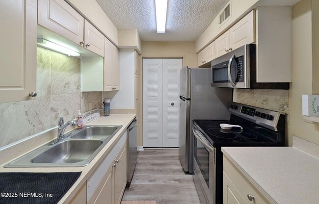 Building Photo - 10200 Belle Rive Blvd