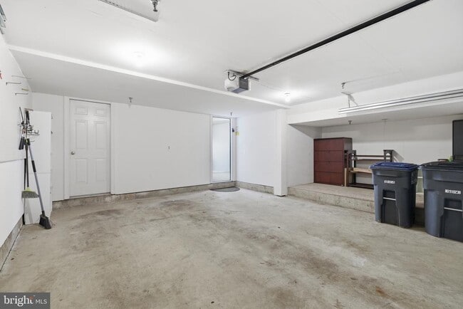 Building Photo - 1817 Fallbrook Ln